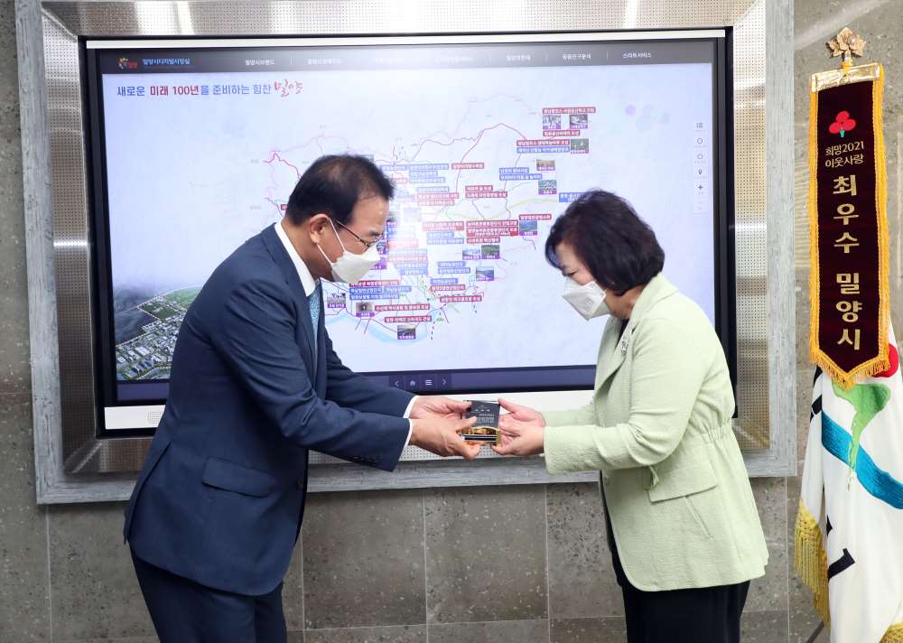 그림입니다.

원본 그림의 이름: 관련사진1.jpg

원본 그림의 크기: 가로 4548pixel, 세로 3240pixel

사진 찍은 날짜: 2021년 10월 14일 오후 11:14

카메라 제조 업체 : Canon

카메라 모델 : Canon EOS-1D X Mark II

프로그램 이름 : Adobe Photoshop CS5 Windows

F-스톱 : 4.0

노출 시간 : 1/200초

IOS 감도 : 1000

색 대표 : sRGB

노출 모드 : 수