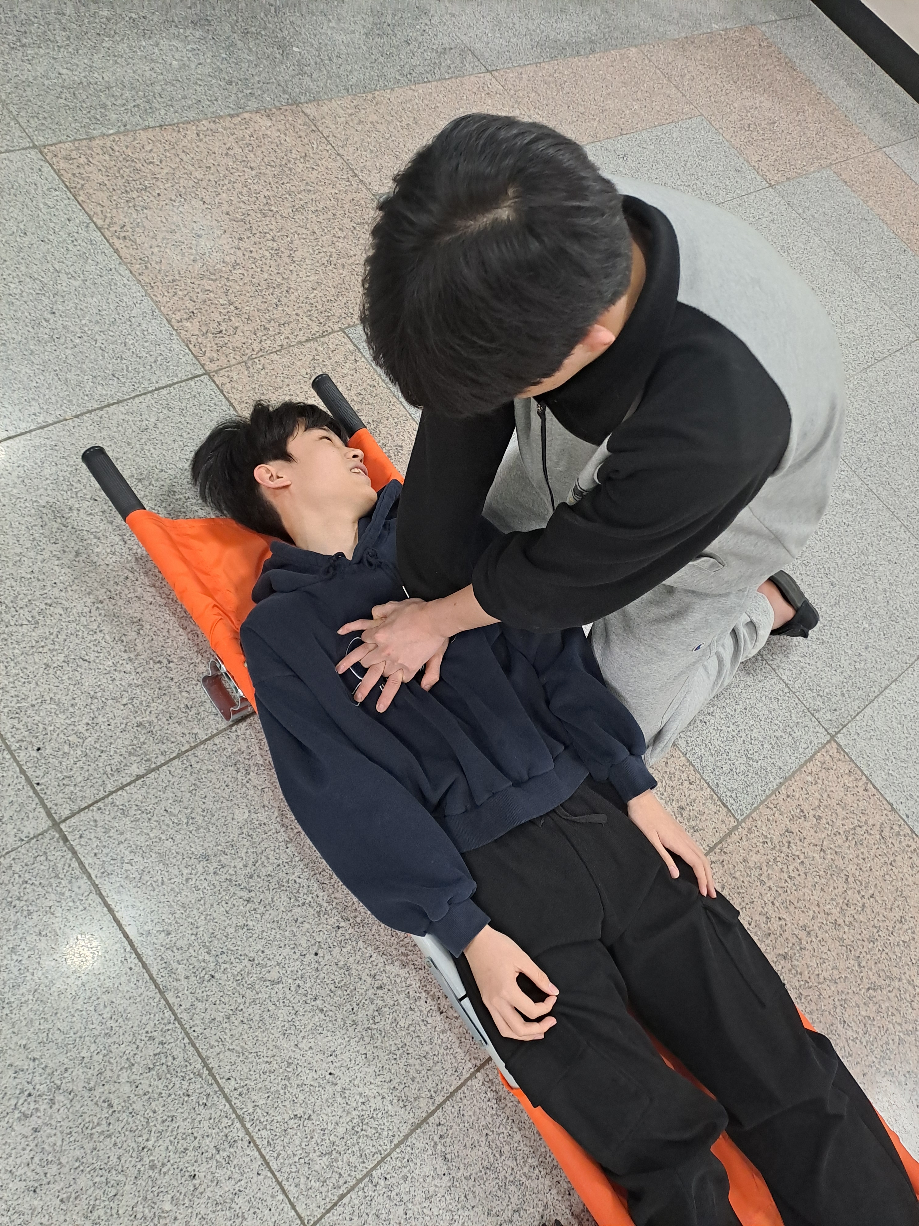 심폐소생 훈련.jpg
